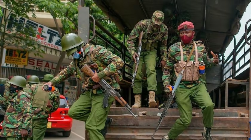 Police officers have been heavily deployed at the Nairobi CBD ahead of the planned Azimio La Umoja Monday protests which have led to the closure of businesses
